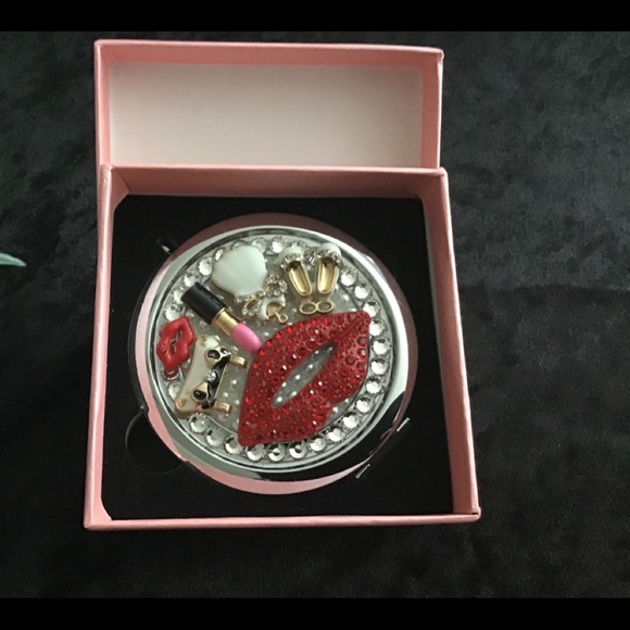 💝Host Pick💝 NEW Rhinestone Sexy Lip Mini Pocket Compact Mirror - Picture 2 of 6